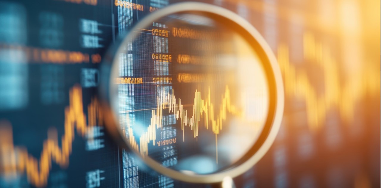 Une loupe avec fond de données et graphiques